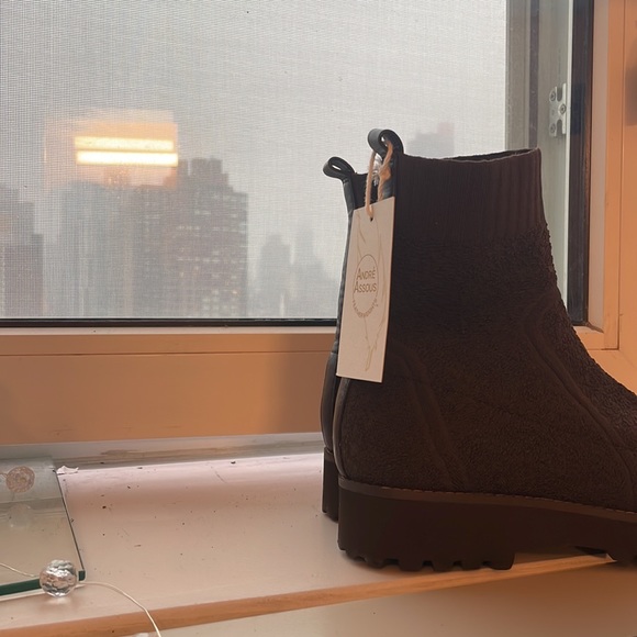 Andre Assous Pisces Featherweight Boots size 7 in brown fleece - Picture 2 of 5